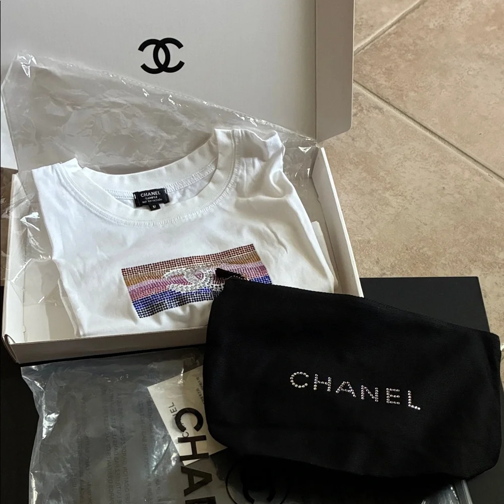 New CHANEL White Crewneck T-Shirt Multicolor Crystal Logo Panel & black pouch